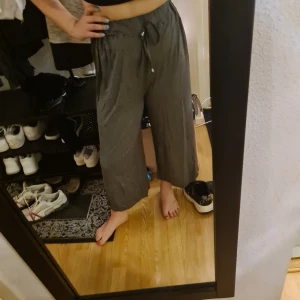 Vida byxor ifrån shein. Oanvända - Storlek M/L . Katt finns i hemmet 