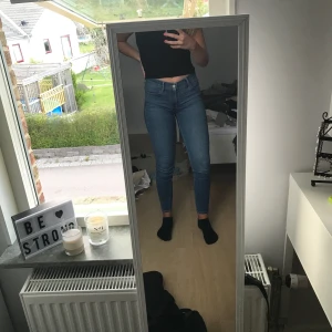 Jätte snygga Levis jeans - Model: super skinny 710. Nypris ca 1000 och knappt använda. Dock ett litet håll på sidan (bild 3), men knappt märkbart. Säljer för blivit för små. Priset kan diskuteras. Köparen står för frakten. Kan mötas upp i Lund.