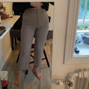 Kostymbyxor - Beigea kostymbyxor i nyskick