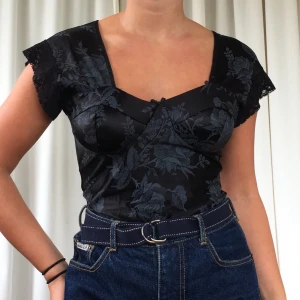 Body - Svart body med snyggt mönster på. Spets vid ärmarna, superbekväm🦋