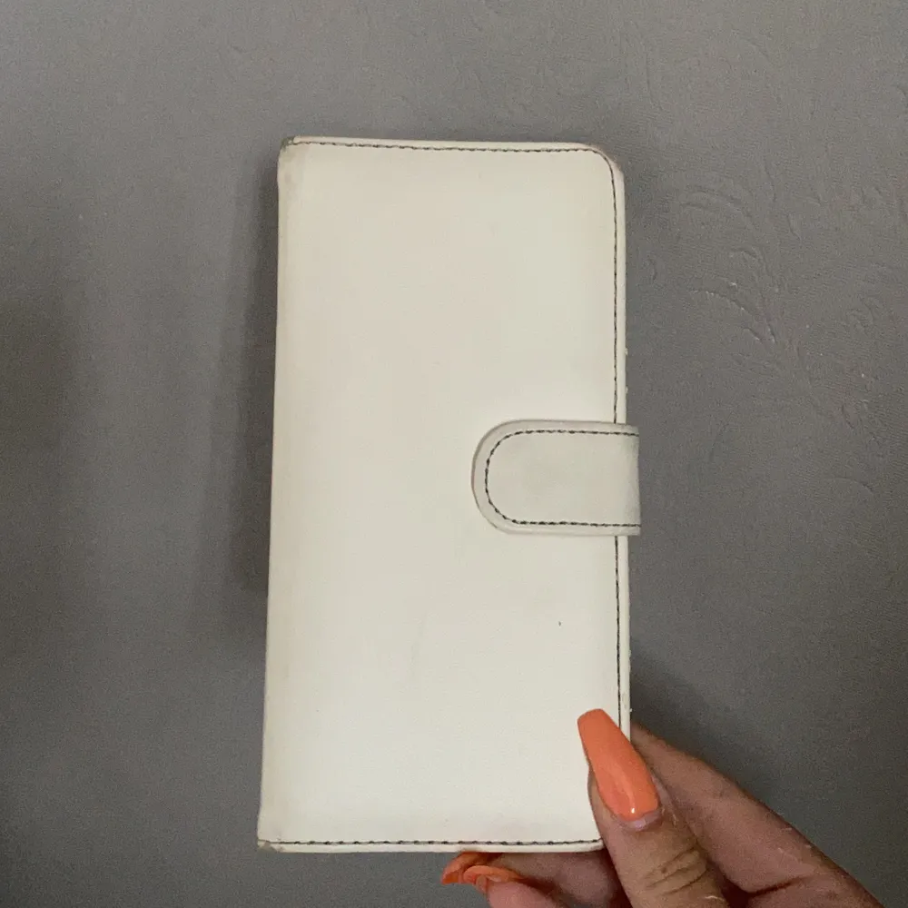 🤍Säljer detta fina vita skal med korthållare i⚡️🤍  passar iPhone 7+ och 8+⚡️. Accessoarer.