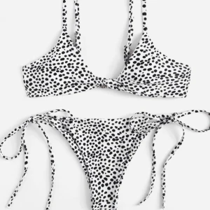 Bikini - Säljer bikini, skitsnygg men kommer ej till användning då jag har för många, stl M skulle jag säga att den är💞 köpt som stl L men absolut mer som en M