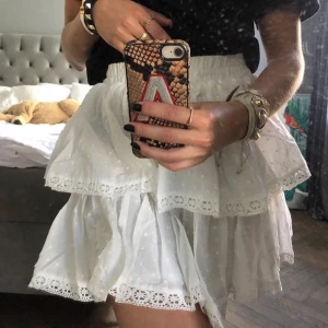 Vit kjol - Lägger ut igen pga osäriös köpare. Jättefin kjol som ja tyvär säljer då jag har en annan liknande💗 frakt inkluderat i priset. Nypris 399