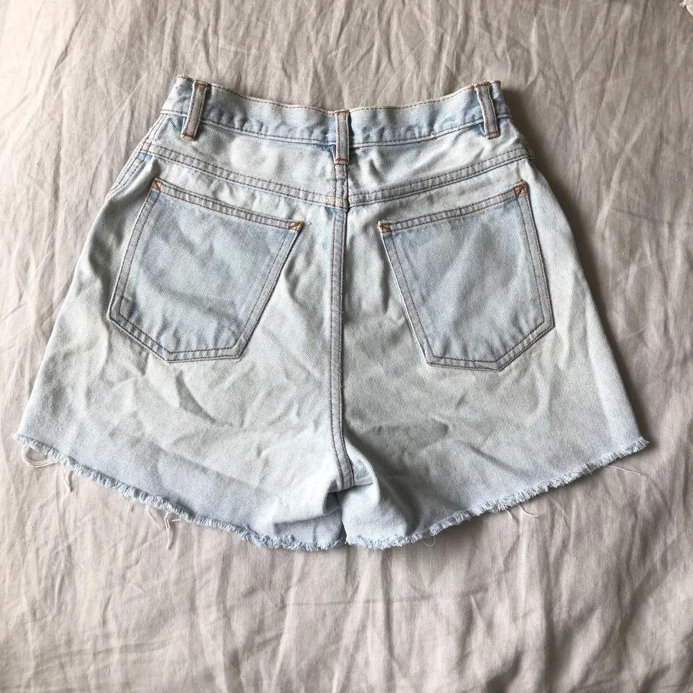 Ljusa jeansshorts med hög midja, från Beyonce retro. Passar storlek XS-S. Köparen står för ev fraktkostnad 🥰. Shorts.