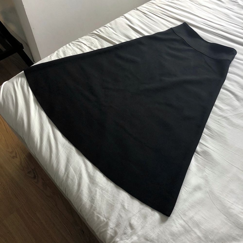 En supersnygg svart midikjol från H&M i tjockt och skönt tyg. Storlek 36/S. Någon form av resår i midjan men inte supertöjbar. Köpt på Sellpy men den passade tyvärr inte mig. Frakt på 63kr (spårbart) tillkommer om den ska skickas!. Kjolar.