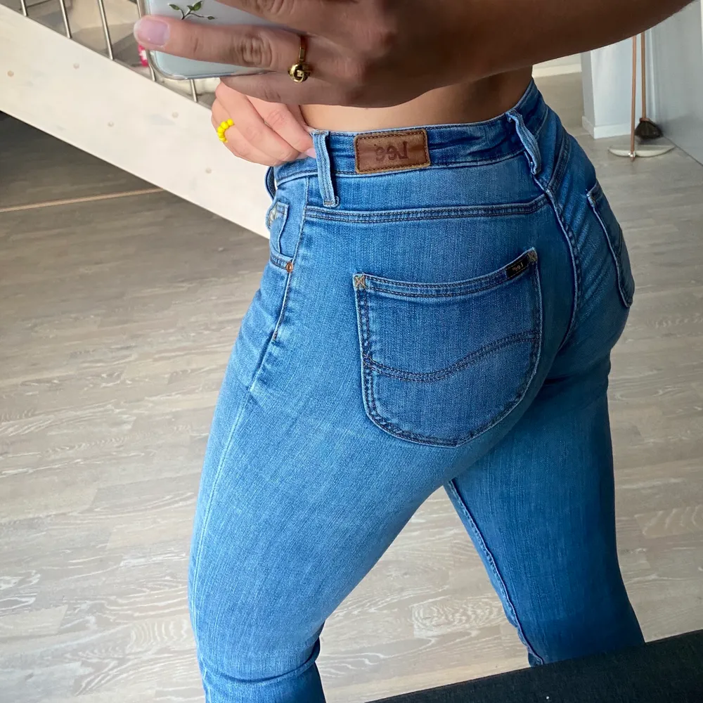 Lågmidjade lee jeans i bra skick, går ganska långt ner på mig som är 1,60🥰. Jeans & Byxor.