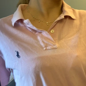. - ralph lauren polo, säljer likadan i blå också! ✨✨ kontakta mig vid intresse & kolla gärna in min profil, säljer massor!! BUDA