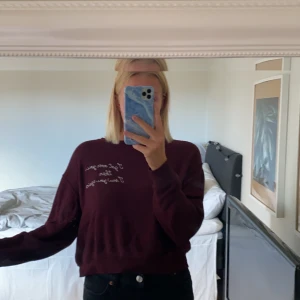 Vinröd tröja från pull and bear i strl s😝 - Välanvänn och lite nopprig men fortfarande skitsnygg!! Tröjan är lite croppad och materialet är svinskönt😋 