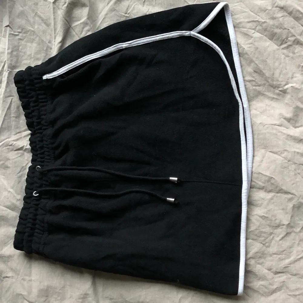 Sportig kjol i sweatshirt material från Bik Bok. Använd fåtal gånger (typ 3). Storlek XS men stretchig så borde passa även S!✨. Kjolar.