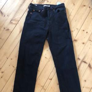 Svarta raka Levis jeans i samma model som den blåa jag säljer!  Ordinarie pris 1200kr säljer nu för 300 inklusive frakt. 