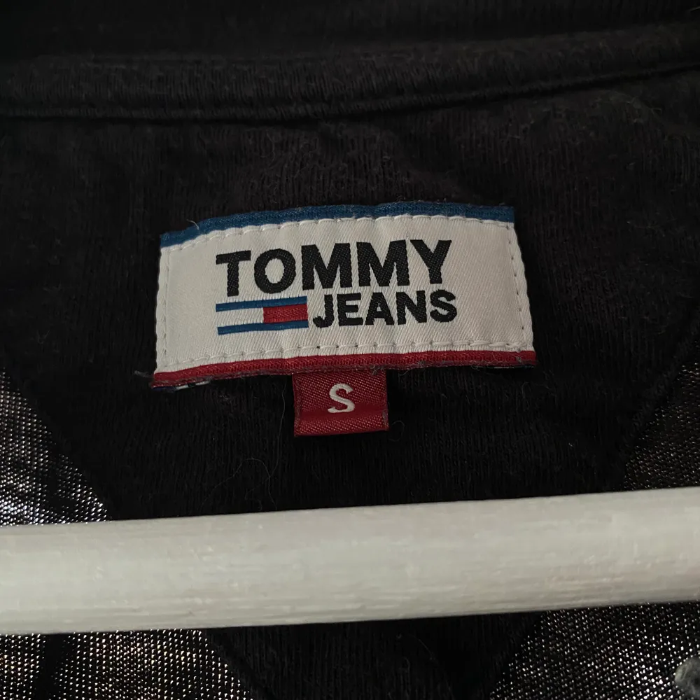 Tommy jeans t-shirt som är vintage inspirerad, endast använt 2 gånger därför jag säljer. T-shirts.
