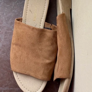 Sandaler - Snygga enkla sandaler sommars är att hoppa i med en liten klack. 