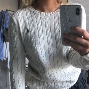 Ralph lauren  - Kabelstickad Ralph lauren tröja. I mycket bra skick och säljer för att den ej kommer till användning. 