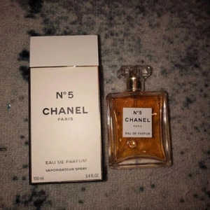 Chanel parfym - Chanel parfym som jag trodde var äkta men det är nog en kopia. (Inte jag som köpt den så är lite osäker) köparen står för frakt!