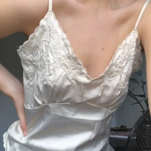 Linne från Zara - Superfint linne från zara i satin/silke med broderier på, kommer tyvärr inte till användning :/ Möts i norrköping eller fraktar för 29kr 🦋