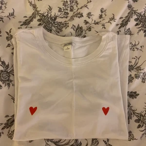 T-shirt monki - T-shirt från monki med hjärtan på brösten. Supersnygg och bra t-shirt! Använd några gånger så fortfarande i superbra skick. Storlek S