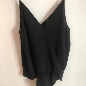 Body - Body med knäppning nertill. Går att ha bakofram med. Använd 1 gång. 