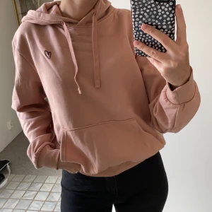 Hoddie H&M - Ljusrosa mjuk och gosig hoodie från H&M! Aldrig använd. Pris går att diskutera och frakt tillkommer 💕