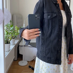 Klänning från nakd  - Hej säljer en klänning från nakd som tyvärr inte kommer till andvändning, vit me gula blommor på.🦋 om man vill ha fler bilder är det vara att fråga. Köpt tidigare detta år 