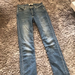Acne Jeans - Säljer mina urvuxna Acne jeans. Passformen är straight och storleken är 28 / 32 men jag skulle vilja säga att det snarare är 26. Jeansen är i superfint skick. Skickar gärna fler bilder om så önskas. Originalpris är 2.300 kr. Jag säljer mina för 550 kr. 
