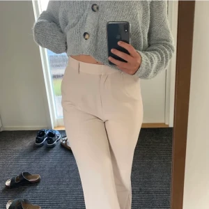 Nakd beiga kostymbyxor, storlek 36/s 🤍 - Använd4 4 gånger så de är som nya! Byxorna är i storlek 36 och de är åt de stretchiga hållet så funkat en 38🖤 Är 168cm lång och de är lite långa på mig då jag är en tjej med lång överkropp och korta ben! Tar betalning via swish, köparen står för frakten🖤 #nakd 