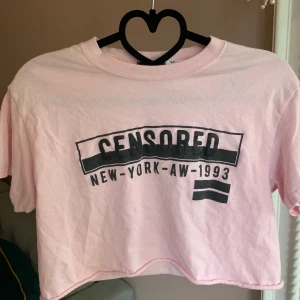 Rosa Urban Outfitters croppad tröja  - Jättesnygg magtröja i babyrosa! Köptes på Urban Oufitters för några år sedan, och den kom croppad. Säljs då den inte kommer till användning längre! Använd ett fåtal gånger, inga synliga repor. Köparen står för frakt som är 35kr! 🌟💗🌈💕