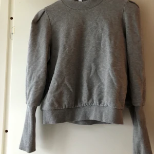 Other stories tröja  - Tröja från other stories. Puffärmar och avsmalnade ärmar längs underarmarna. Storlek 34