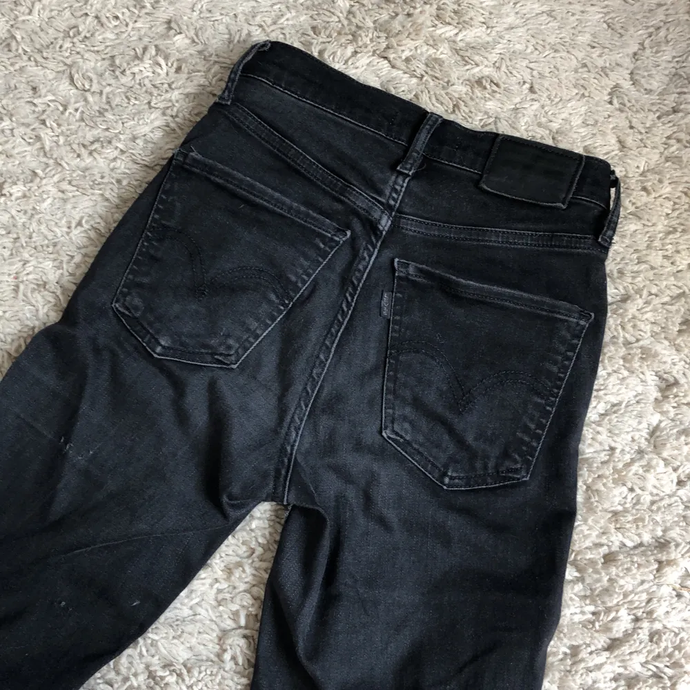 Svarta Levis jeans i storlek 24. I bra skick med 2 små slitningar på baksidan som dock inte syns när man har dom på sig. Säljer för att de inte passar mig längre. . Farkut & Housut.