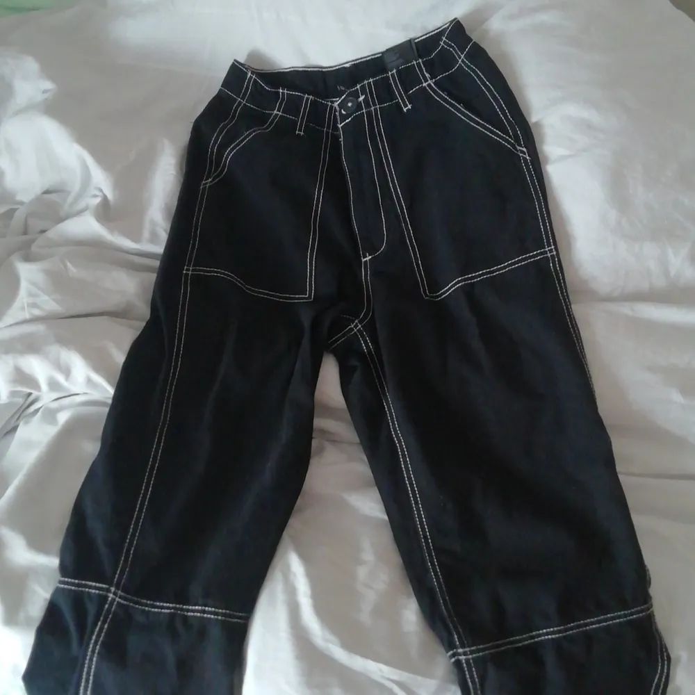 Nya svarta byxor har bara blivit använd 1 gång. Storlek 36 men passar för 32 och sitter high waisted med ett belte. Priset kan pratas om, du betalar frakt💕. Jeans & Byxor.