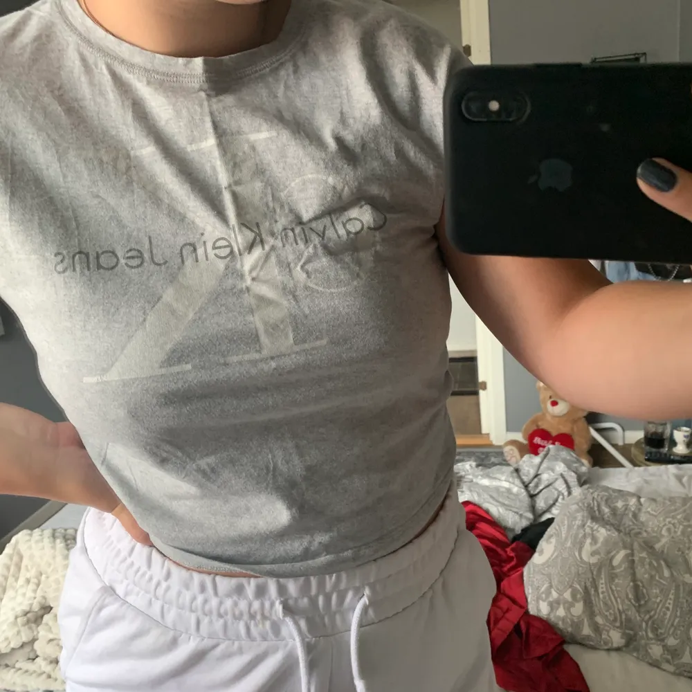 Tröjan är ifrån Calvin Klein jeans och är i storlek s. Jag är M och ni ser hur den sitter på mig. Färgen är grå och den är så skönt material. 50kr + frakt 11kr 😊💖. T-shirts.