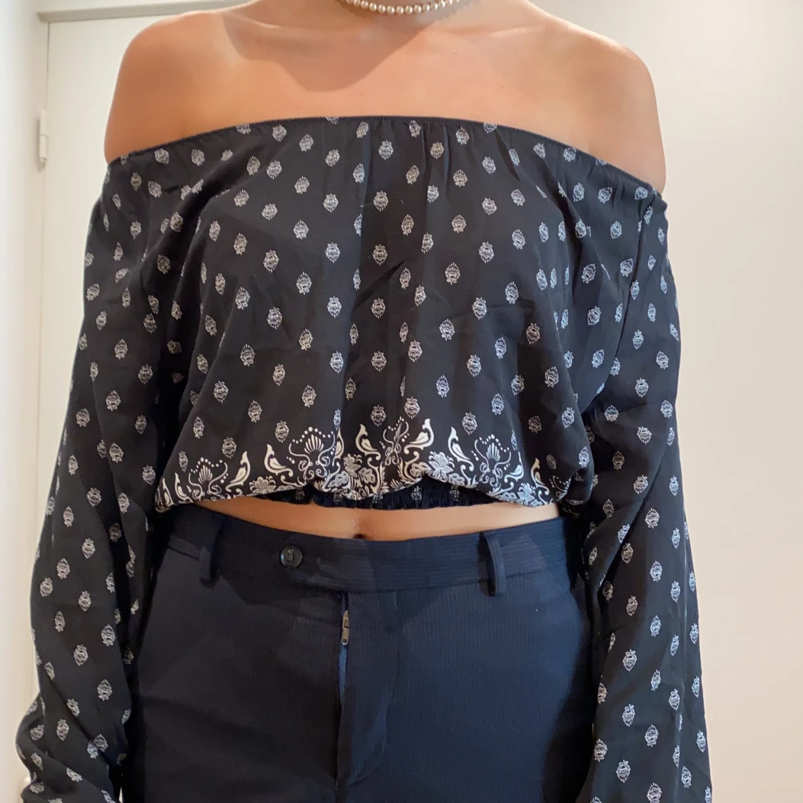 Två offshulder tröjor