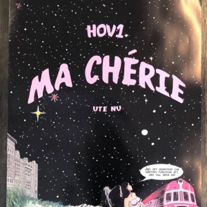 Hov1 affisch  - Säljer min hov1 affisch (ma cherie). Den är lite skadad i botten men inget man tänker på om man sätter den i en tavla eller på väggen. Frakt tillkommer💞