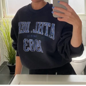 Sweatshirt - Populär sweatshirt från Gina som är använd 2 gånger. As snygg tröja men hade hoppats på att den skulle vara lite mer översized, dock är det en stor XS. Budgivning i kommentarerna avslutas ikväll 00:00!💕.                       Ledande bud: 370 + frakt!