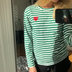 Comme des garcons tröja - Grön och vit randig cdg tröja som inte längre kommer till användning. I mycket fint skick. Priset är diskuterbart. Köparen betalar för frakt.