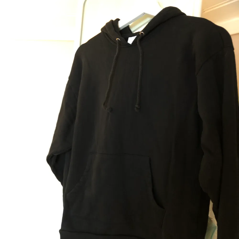 svart hoodie från asos i storlek xs. aldrig använd så helt ny. köparen står för frakt . Tröjor & Koftor.