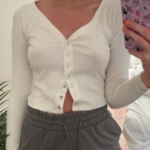 super fin topp! - säljer denna aaasss fina vita toppen som man knäpper där fram! den är från monki och är köpt förra året. har nästan aldrig kommit till användning därför säljer jag!💕💕 frakten ingår i priset💕💕