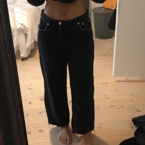 Mörkgrå jeans - Bestämt mig för att rensa bland mina byxor! Dessa är i storlek 40 och jag är 166 lång för er som undrar. Har ni fler frågor så skriv. Pris kan diskuteras 💓💓