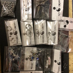 SMYCKEN!!! Laboro lagret - Massvis med olika med smycken och piercing smycken. Allt möjligt i alla möjliga färger. Hör av dig vad du söker hittar vi nog något för dig😊