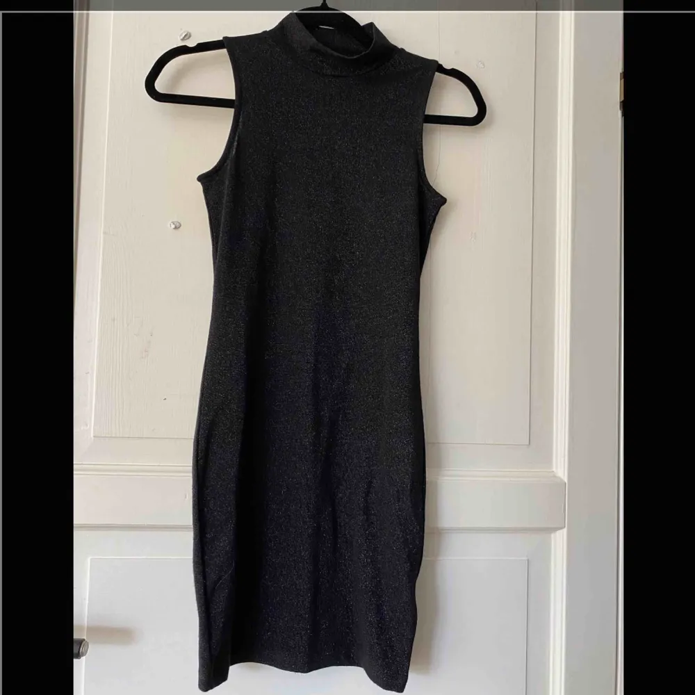 Säljer denna Superfina och den perfekta nyårs klänningen som är svart/ grå med glitter på sig! Använd 1 gång!. Klänningar.