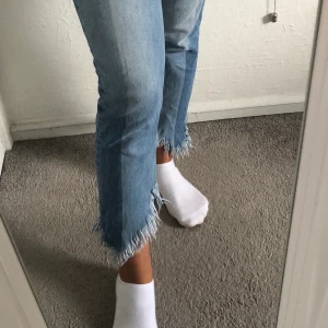 Jeans med  - Ett par väldigt snygga jeans med två olika jeans färger. Dom är lite fransiga där nere och är as coola. Dom är för små för mig nu så säljer av den anledningen.