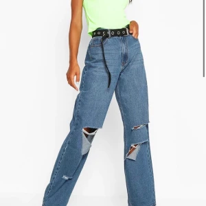 Jeans från boohoo  - Säljer dessa snygga jeans från boohoo. Helt nya med prislappen kvar. Tyvärr lite för långa. Storlek 38. 200 kr + frakt💖