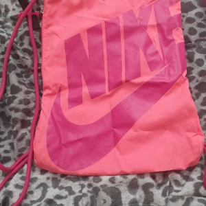 Adidas och nike  - Oanvänd adidas ryggsäck 200 kr  Svart ryggsäck 100 kr knappt använd  Gymnastikpåse 100 kr i använd skick men fullt användbar