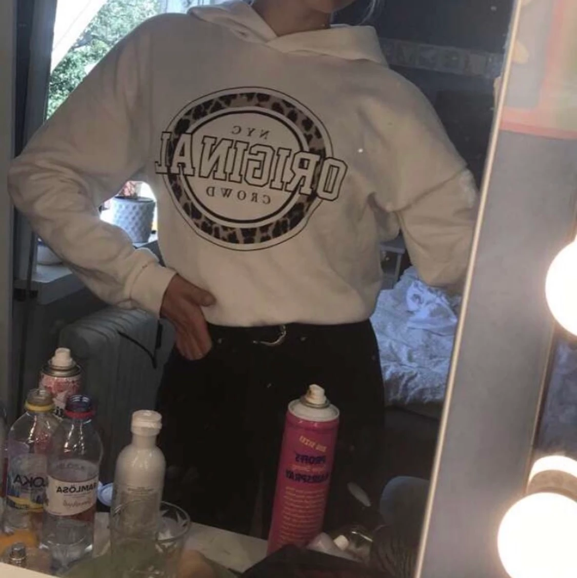 En vit hoddie med ett tryck på 