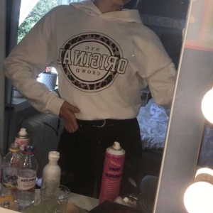 En vit hoddie med ett tryck på  - Säljer en vit hoddie med ett snyggt tryck på! Storlek S men passar även xs skulle ja säga :)