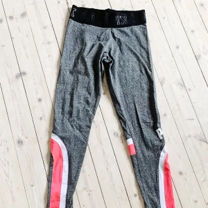 Tights  - Grå träningstights inköpta på Pink i London💕 Mycket snygga detaljer på benen samt midjan. Sköna att träna i (high waisted och stretchigt tyg). Litet hål vid vänstra knät därav nedpressat pris! 