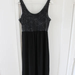 Långklänning - Oanvänd långklänning med svart/grå melerad överdel samt en transparant underdel med slits. Innehåller ”underklänning”, ryggen är även någon djupare. 🤍 Köparen står för frakt. Hör av dig om fler bilder önskas eller om du har någon annan fråga.