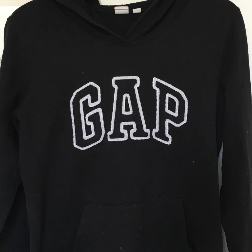 Svart hoodie ifrån märket GAP i storlek S. Hoodies.