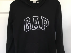 Gap hoodie - Svart hoodie ifrån märket GAP i storlek S