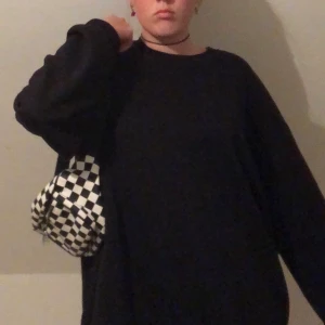 En rutig vans liknande väska - En jätte gullig Checkered axelväska som är i väldigt bra skick. Det finns 2 st fack och går att ha både som en 2000’s väska men också över magen mer som en bunbag