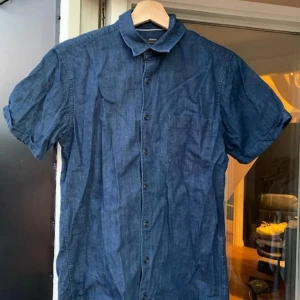 Jeansskjorta dressman - Kortärmad jeansskjorta. 